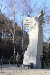 Pomnik Poległym i Walczącym o Polskość i Wolność Ojczyzny z wartą honorową