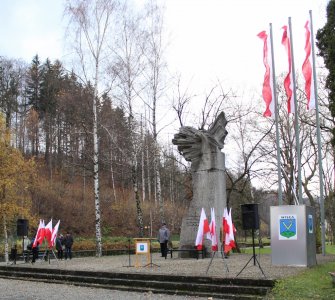 Pomnik w biało-czerwonych barwach narodowych