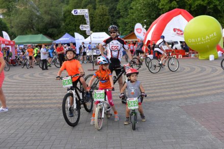 Dzieci w oczekiwaniu na wyścigi w swoich kategoriach/fot. BikeMaraton.com.pl