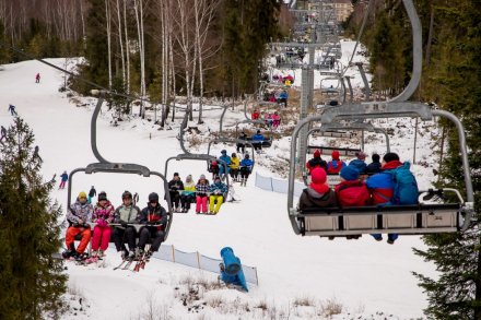 Pełne krzesełka narciarzy korzystających z darmowej jazdy na Skolnitym - fot. Tomasz Żak/UMWŚ