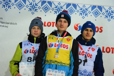 Szymon Jojko na drugim stopniu podium zawodów LOTOS Cup - fot. PZN