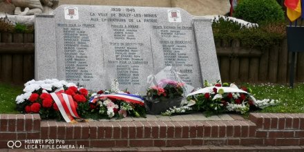 Złożenie kwiatów pod pomnikiem poległych żołnierzy podczas I wojny światowej