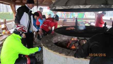 Pieczenie kiełbasek na grillu podczas przerwy w pedałowaniu