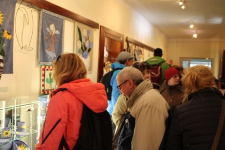 Uczestnicy Warsztatów Terapii Zajęciowej z Czechowic zwiedzają Galeryjkę Wiślańskiego Centrum Kultury