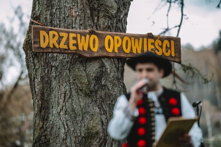 Gawędy i opowieści pod Drzewem Opowieści w Parku Kopczyńskiego - prowadzący Rafał Cieślar, fot. Okiem Fotoreportera