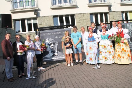 Pamiątkowe zdjęcie członków ZPiT Śląsk wraz z dyrektorem, rodziną Stanisława Hadyny oraz burmistrzem Tomaszem Bujokiem