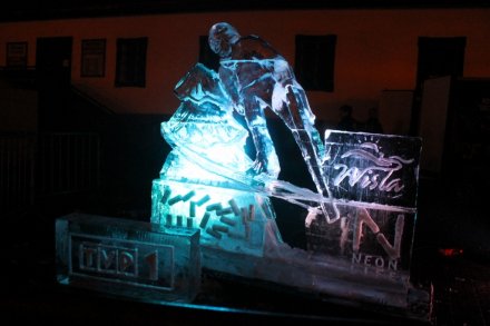 Rzeźba skoczka z lodu