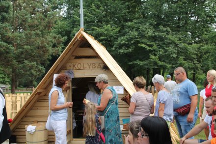 Pokazy robienia serów pasterskich w kolbybie w Parku Kopczyńskiego w Wiśle