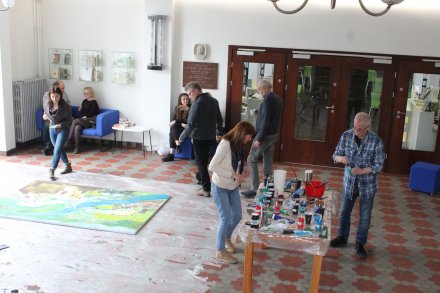 Wspólna akcja artystów malarzy i dzieci z Wisły