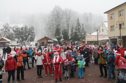 Rozgrzewka uczestników Mikołajkowego Marszu Nordic Walking