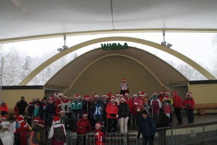 Uczestnicy Mikołajkowego Marszu Nordic Walking