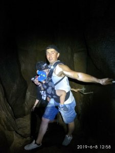 Nawet najmłodsi przy pomocy rodziców mogą wejść do wnętrza jaskini