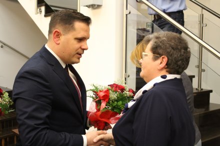 Burmistrz Tomasz Bujok dziękuje Danucie Szczypka