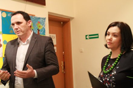 Fragment powitania gości przez Sekretarza Miasta Sylwestra Foltyna oraz dyrektora Wiślańskiego Centrum Kultury Katarzynę Czyż-Kaźmierczak