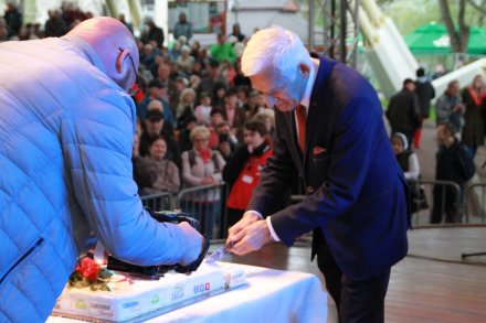 Profesor Jerzy Buzek zmaga się z urodzinowym tortem TVS