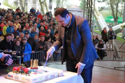 Sekretarz miasta Wisła kroi urodzinowy tort