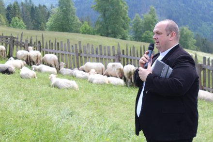 Ksiądz Marek Michalik prowadzący modlitwę na rozpoczęcie mieszania owiec