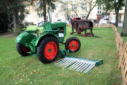 Wystawa maszyn rolicznych w Parku Kopczyńskiego - traktorek z kosą