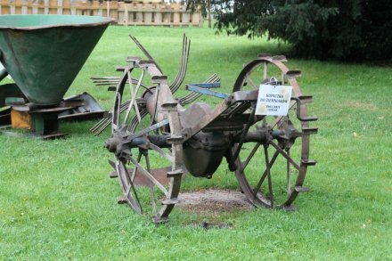 Wystawa maszyn rolicznych w Parku Kopczyńskiego - kopaczka do ziemniaków