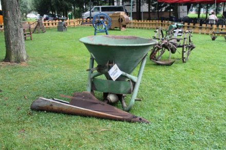 Wystawa maszyn rolicznych w Parku Kopczyńskiego - rozrzutnik nawozu