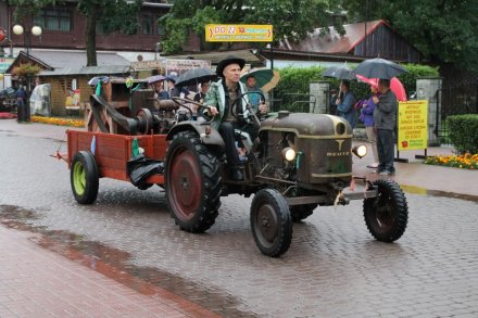 Pochód dożynkowy w Wiśle - stare traktory