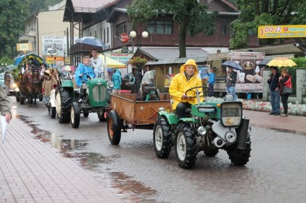 Pochód dożynkowy w Wiśle - stare traktory