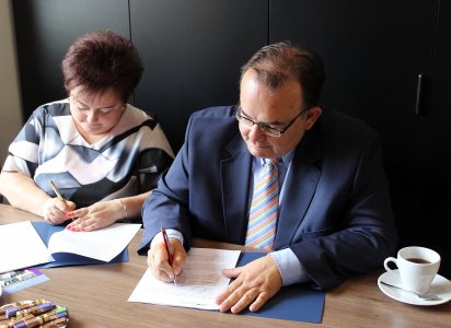 Podpisanie umowy przez prezesa i wiceprezes Kolei Śląskich