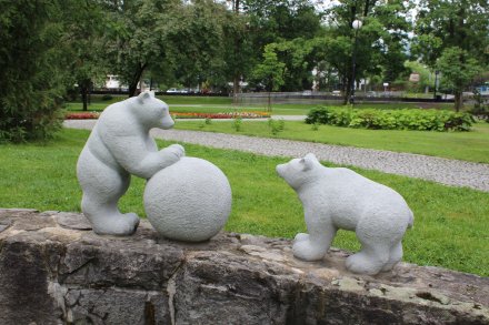 Dwie nowe rzeźby niedźwiadków