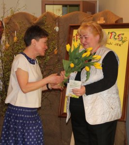 Pani Maria Bujok podczas wręczania kwiatów Pani Bożenie Miłoś