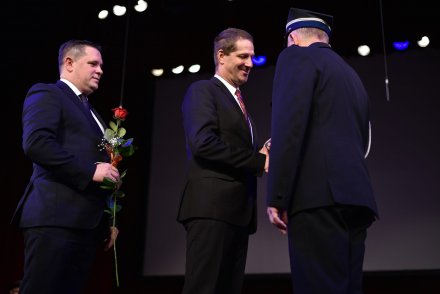 Przewodniczący Rady Miasta Wisła Janusz Podżorski wręczający nagrodę laureatowi/fot. Małgorzata Krawczyk