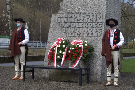 Warta honorowa przy Pomniku Poległym i Walczącym o Polskość i Wolność Ojczyzny