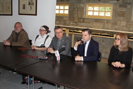 Konferencja prasowa w izbie poświęconej Julianowi Ochorowiczowi