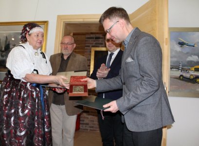Grażyna Pruska wręcza Sebastianowi Chachołkowi Medal Juliana Ochorowicza