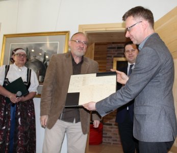 Igor Strojecki wręcza rękopisy pomysłodawcy muzeum