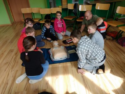 Dzieci z SP2 uczą się udzielać pierwszej pomocy