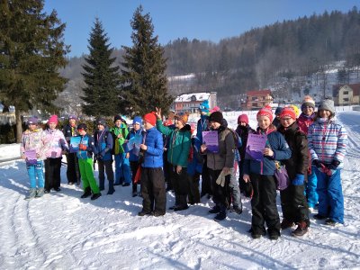 Uczestnicy rywalizacji w biegach narciarskich