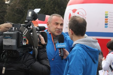 Przemysław Saleta udziela wywiadu telewizji