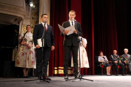 Przewodniczący RM Janusz Podżorski odczytuje uchwałę