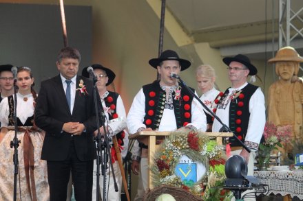 Burmistrz Tomasz Bujok wita gości