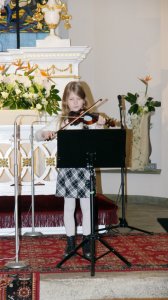 Uczennica SOM gra na skrzypcach