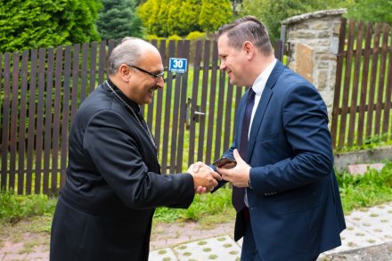 Burmistrz Wisły wita się z biskupem dr Adrianem Korczago