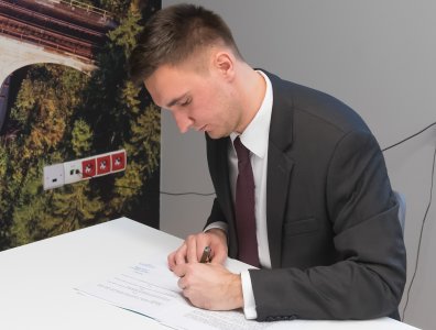Podpisanie umowy z wykonawcą basenów w Wiśle - fot. Szymon Brodacki