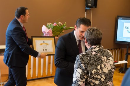 Burmistrz Wisły wręcza medal Pani Julii Troszok