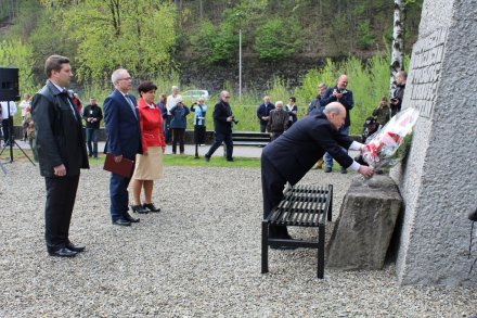 Delegacja Urzędu Miasta składa kwiaty pod pomnikiem