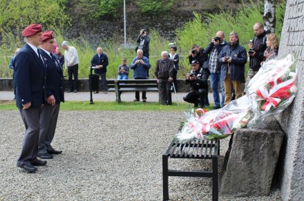 Delegacja Związku Polskich Spadochroniarzy składa kwiaty pod pomnikiem