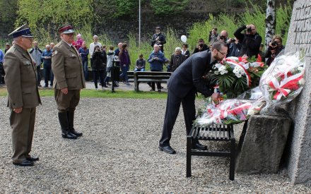 Delegacja Związku Narodowych Sił Zbrojnych składa kwiaty pod pomnikiem