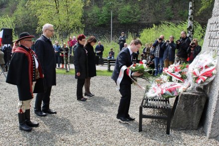Delegacja posła Stanisława Pięty składa kwiaty pod pomnikiem