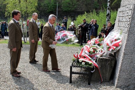 Delegacja Nadleśnictwa Wisła składa kwiaty pod pomnikiem
