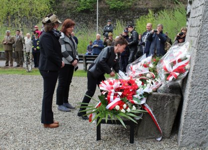 Delegacja WCK składa kwiaty pod pomnikiem