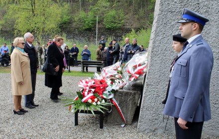 Członkowie Towarzystwa Miłośników Wisły składają kwiaty pod pomnikiem